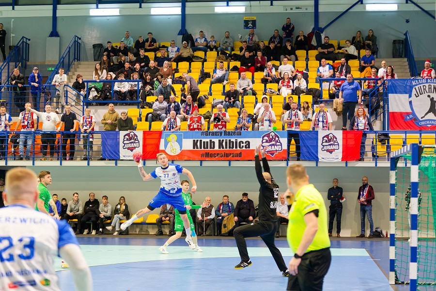 zawodnik piłki ręcznej oddający rzut w kierunki bramkarza